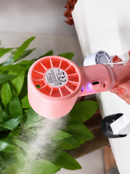 Ventilateur brumisateur Air Artic rose en fonctionnement avec brume fine visible et étiquette CE sur le produit.